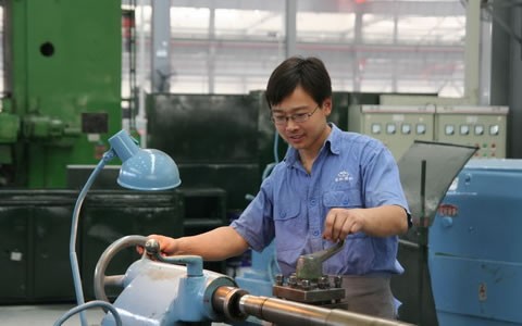 張乃艦在市車工技能（néng）大賽（sài）上奪冠（guàn）